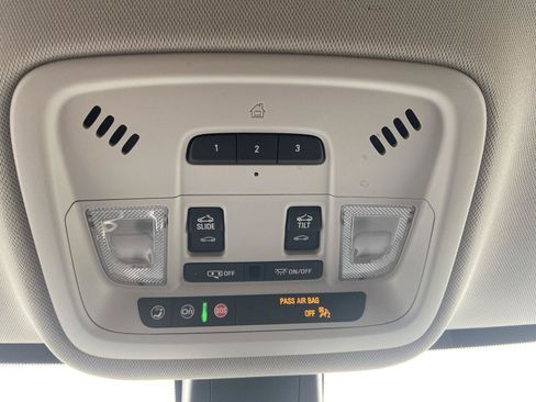 Used 2021 Chevrolet Traverse RS AWD/4WD image 39