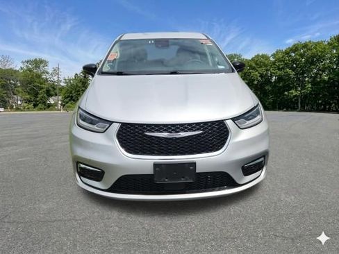 Used 2024 Chrysler Pacifica Limited FWD image 3
