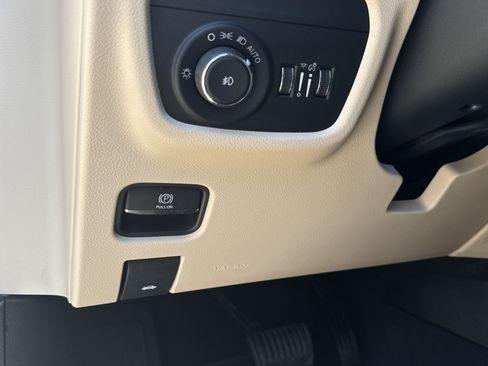 Used 2023 Jeep Grand Cherokee Limited AWD/4WD image 36