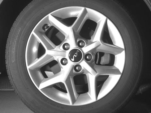 Used 2025 Kia Soul LX w/ LX Technology Package FWD image 16