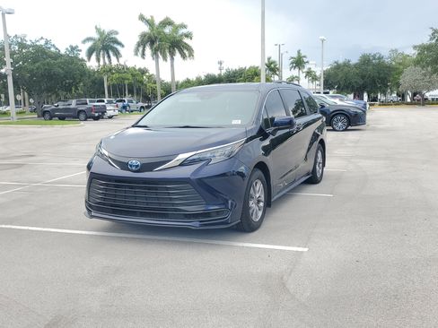 Used 2024 Toyota Sienna LE AWD/4WD image 7