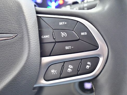 Used 2024 Chrysler Pacifica Touring-L FWD image 25