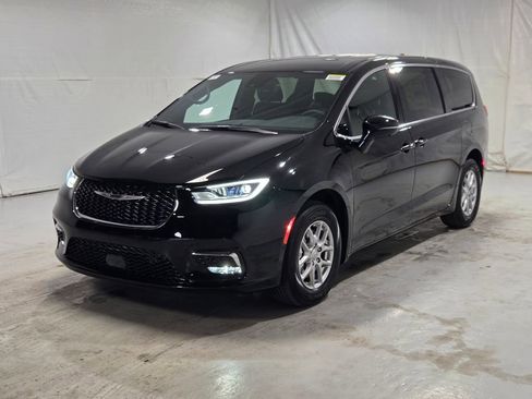 New 2026 Chrysler Pacifica Select FWD image 15