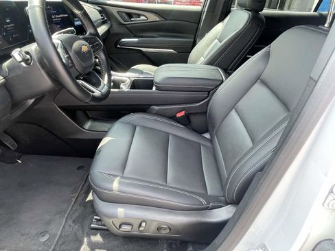 Used 2025 Chevrolet Traverse LT FWD image 12