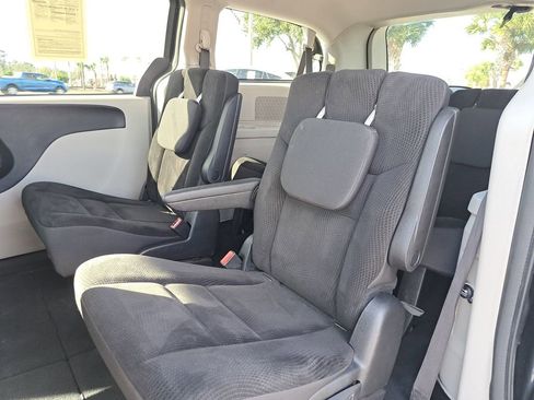 Used 2019 Dodge Grand Caravan SE w/ UConnect Hands-Free Group image 7