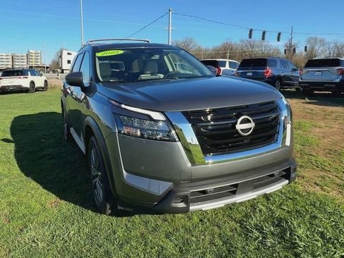 Used 2025 Nissan Pathfinder SL w/ SL Premium Package AWD/4WD image 13