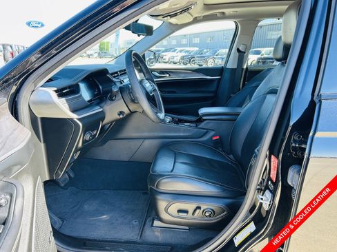 Used 2023 Jeep Grand Cherokee Limited w/ Luxury Tech Group II image 3