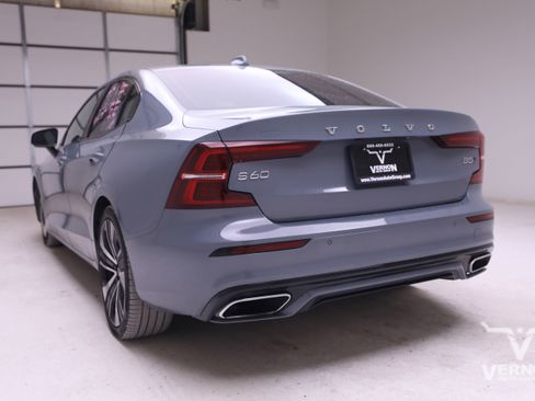 Used 2022 Volvo S60 B5 Momentum image 2