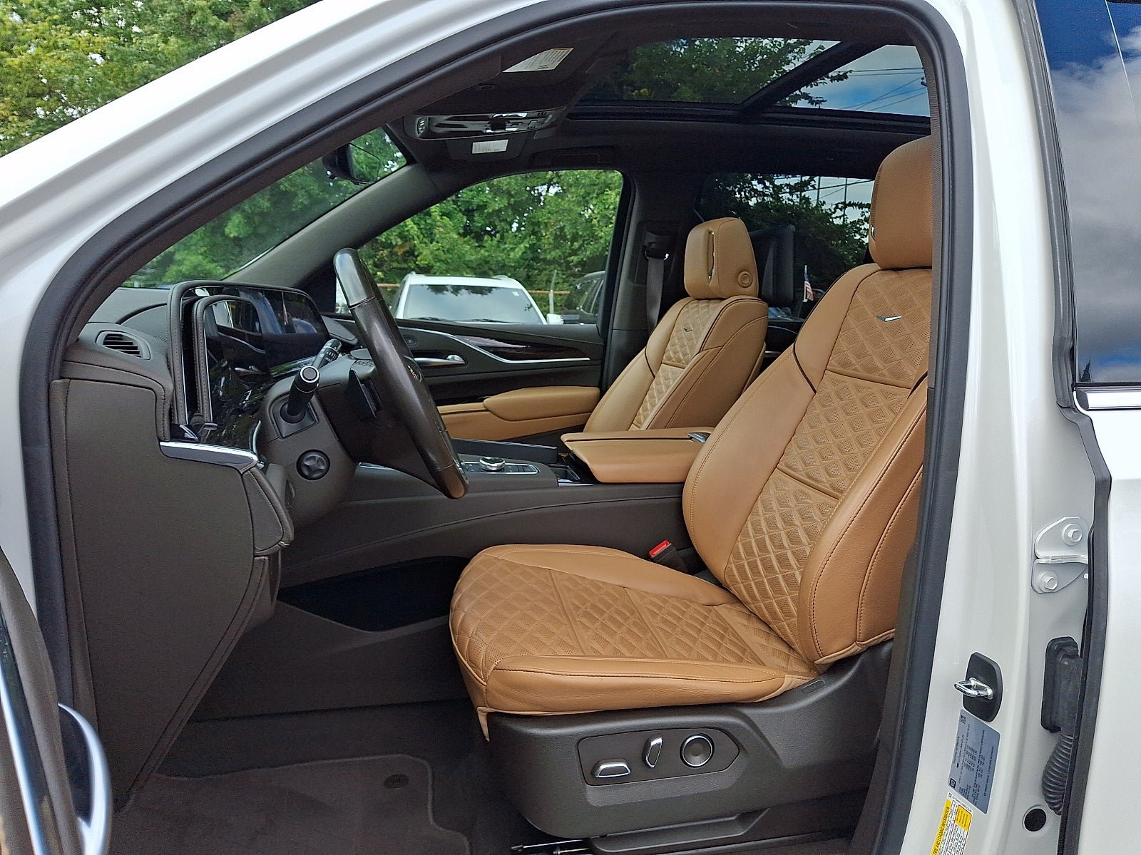Used 2021 Cadillac Escalade Premium Luxury AWD/4WD image 17