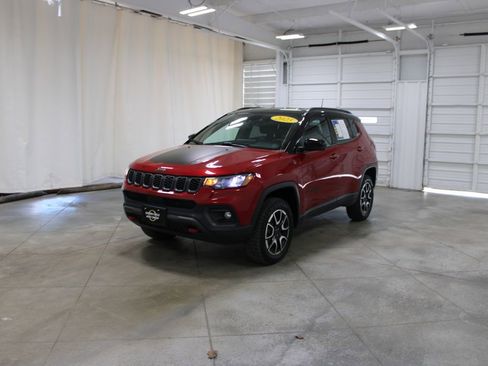 Used 2025 Jeep Compass Trailhawk image 4