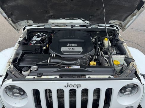 Used 2014 Jeep Wrangler Unlimited Sahara w/ Dual Top Group AWD/4WD image 24