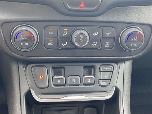 Used 2021 GMC Terrain SLT FWD image 27
