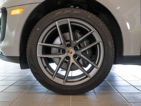 Certified 2025 Porsche Macan AWD/4WD image 12