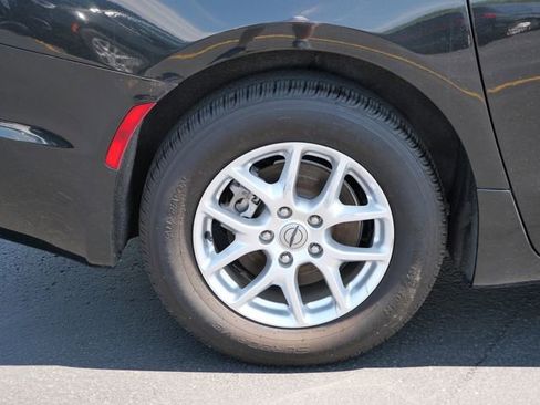 Used 2023 Chrysler Pacifica Touring-L FWD image 5