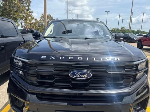 Used 2025 Ford Expedition Active AWD/4WD image 2