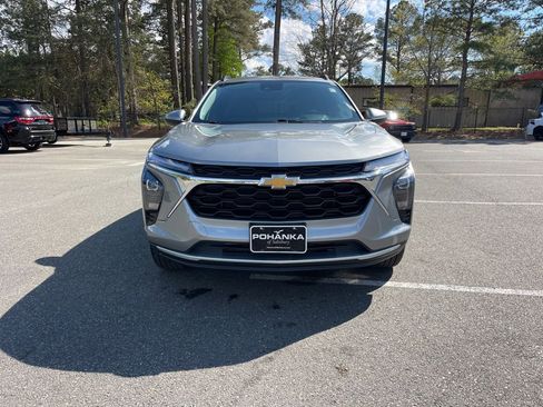 Used 2025 Chevrolet Trax LT w/ LT Convenience Package FWD image 5