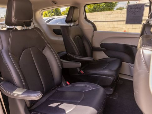 Used 2024 Chrysler Pacifica Limited FWD image 33