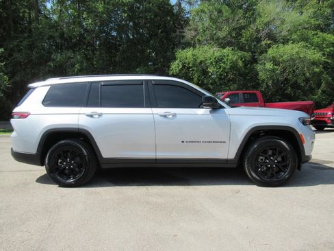 Used 2024 Jeep Grand Cherokee L Altitude RWD image 2