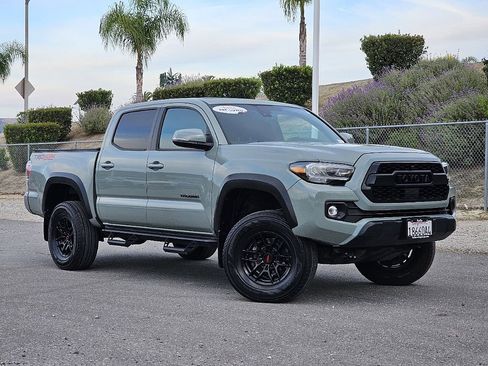 Used 2022 Toyota Tacoma TRD Off-Road w/ TRD Premium Off Road Package AWD/4WD image 3