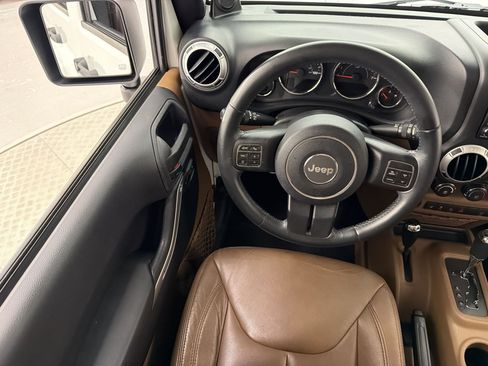 Used 2014 Jeep Wrangler Unlimited Sahara w/ Connectivity Group AWD/4WD image 28