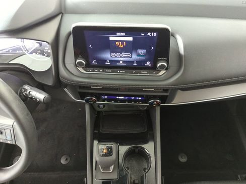 Used 2024 Nissan Rogue SV FWD image 14
