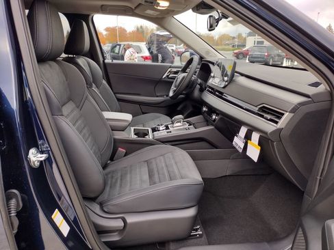 New 2025 Mitsubishi Outlander SE image 11