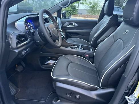 New 2026 Chrysler Pacifica Limited w/ S Appearance Package FWD image 9