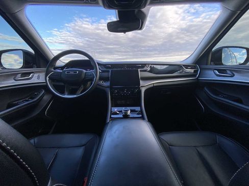 Used 2022 Jeep Grand Cherokee L Limited w/ Black Appearance Package image 16