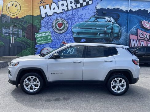 Used 2024 Jeep Compass Latitude AWD/4WD image 2