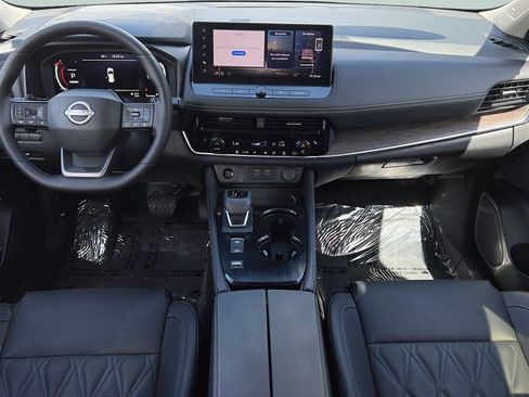 Used 2025 Nissan Rogue Platinum FWD image 11