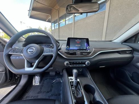 Used 2025 Nissan Altima 2.5 SV FWD image 34