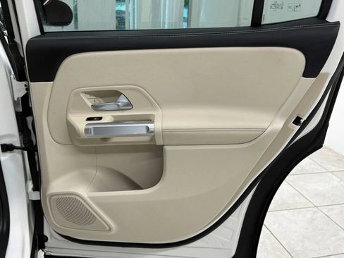 Used 2023 Mercedes-Benz GLB 250 w/ Premium Package image 23