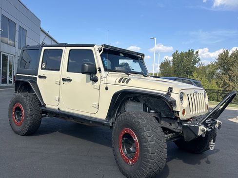 Used 2011 Jeep Wrangler Unlimited Rubicon image 3