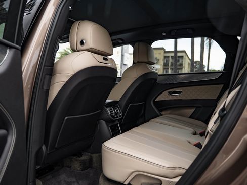 Used 2022 Bentley Bentayga image 28