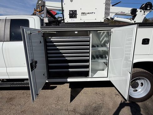 New 2025 Ford F550 4x4 Supercab Super Duty image 13