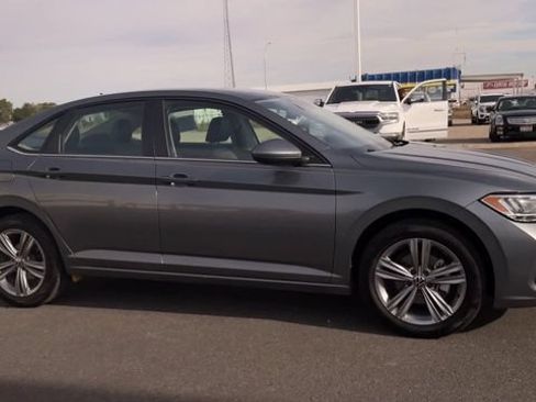 Used 2024 Volkswagen Jetta SE FWD image 3