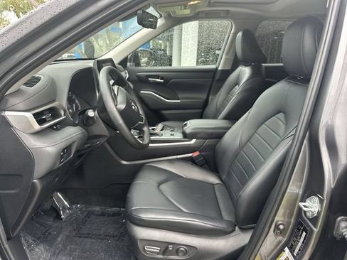 Used 2024 Toyota Highlander XLE FWD image 30