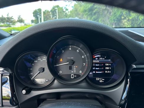 Certified 2023 Porsche Macan AWD/4WD image 11
