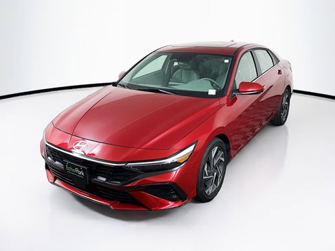 Used 2025 Hyundai Elantra SEL FWD image 3