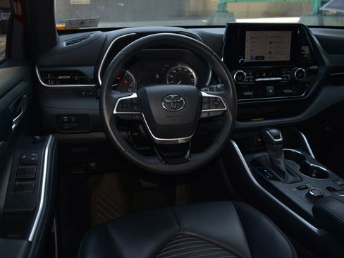 Used 2024 Toyota Highlander XSE AWD/4WD image 19
