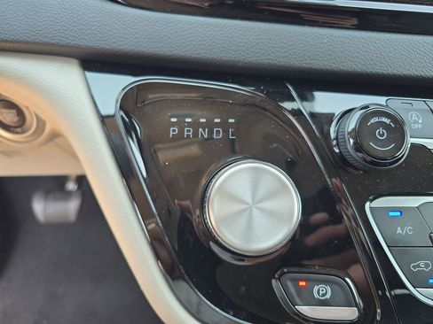 Used 2023 Chrysler Pacifica Touring-L image 21