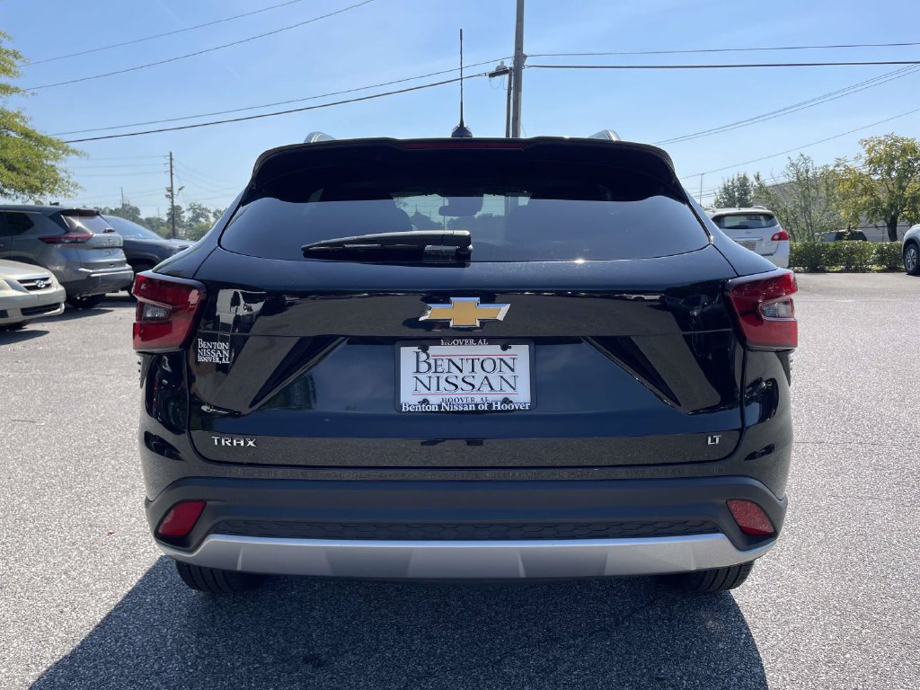 Used 2025 Chevrolet Trax LT w/ LT Convenience Package FWD image 4