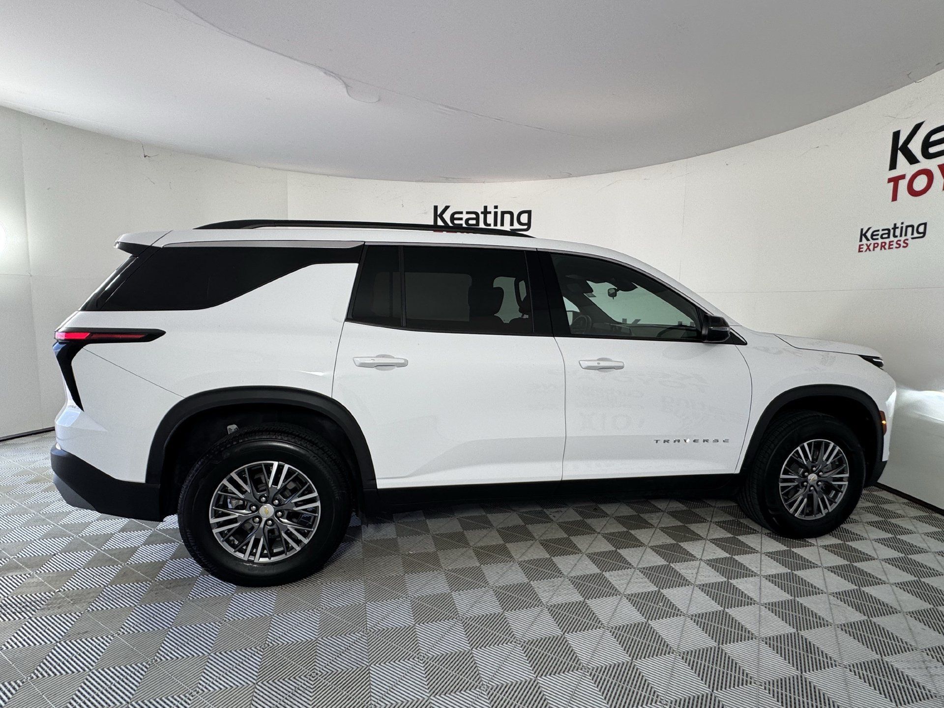 Used 2025 Chevrolet Traverse LT FWD image 4