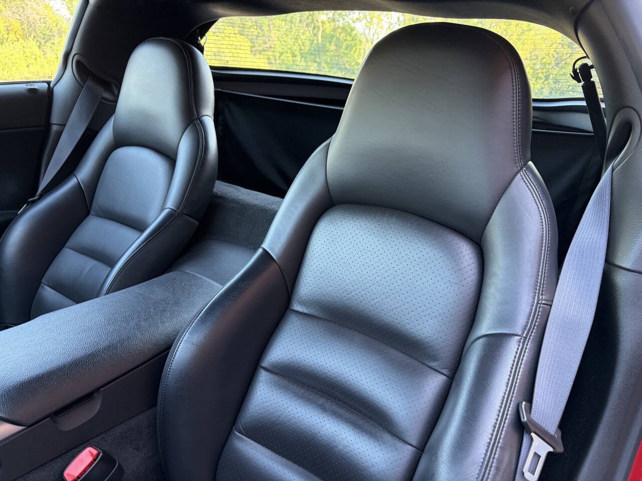 Used 2005 Chevrolet Corvette Coupe w/ Preferred Equipment Group RWD image 17
