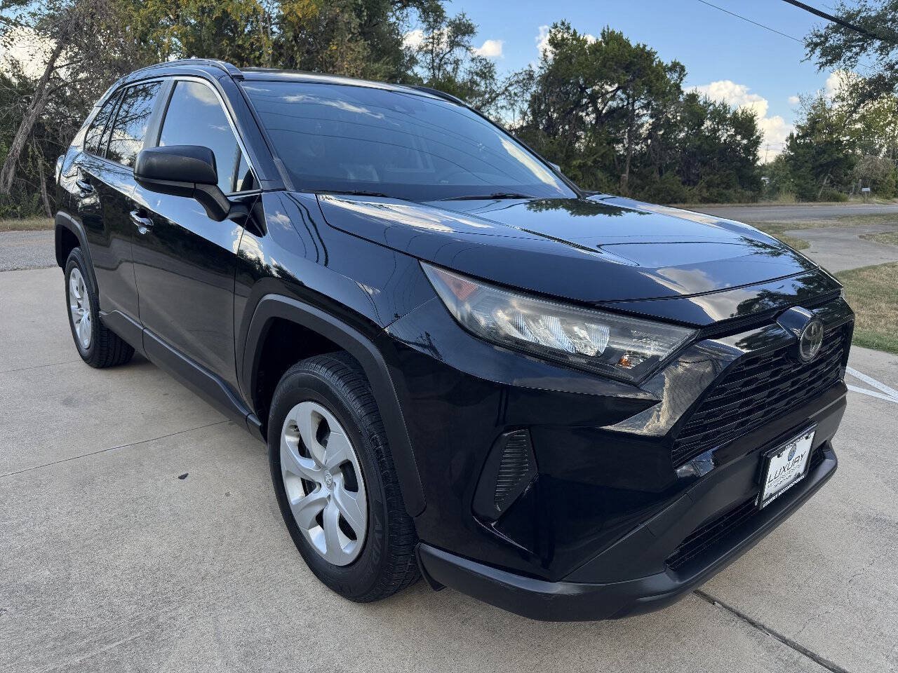 Used 2019 Toyota RAV4 LE FWD image 2
