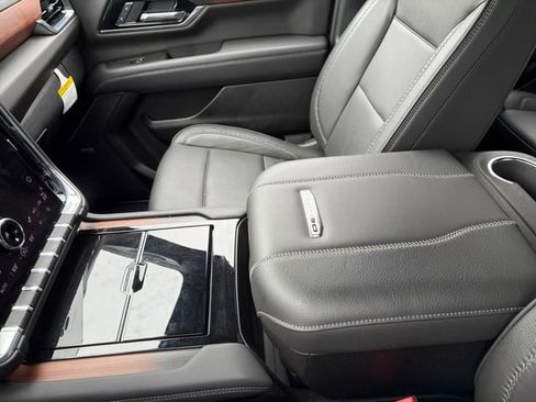 Used 2025 GMC Yukon XL Denali AWD/4WD image 25