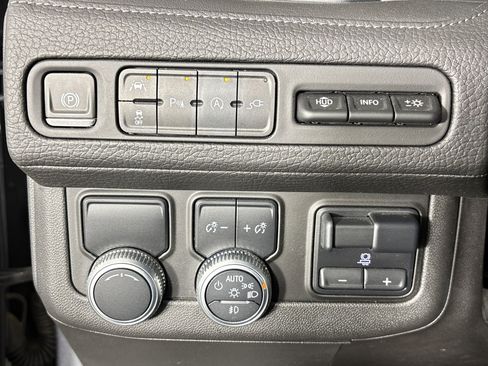 Used 2021 GMC Yukon XL Denali w/ Denali Premium Package RWD image 17