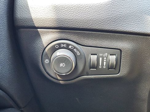Used 2018 Jeep Compass Latitude w/ Popular Equipment Group FWD image 21
