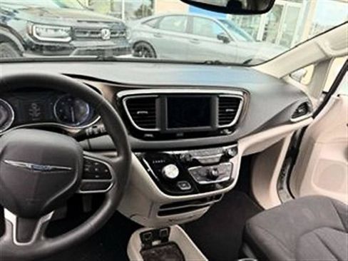 Used 2018 Chrysler Pacifica Touring Plus FWD image 9