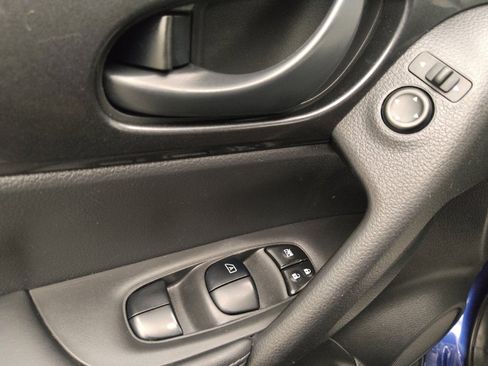 Used 2019 Nissan Rogue S AWD/4WD image 27